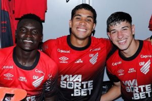 Julimar celebra gol — Foto: Sugestão de crédito da imagem