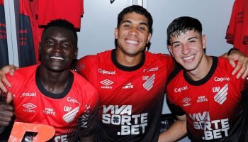 Julimar celebra gol — Foto: Sugestão de crédito da imagem