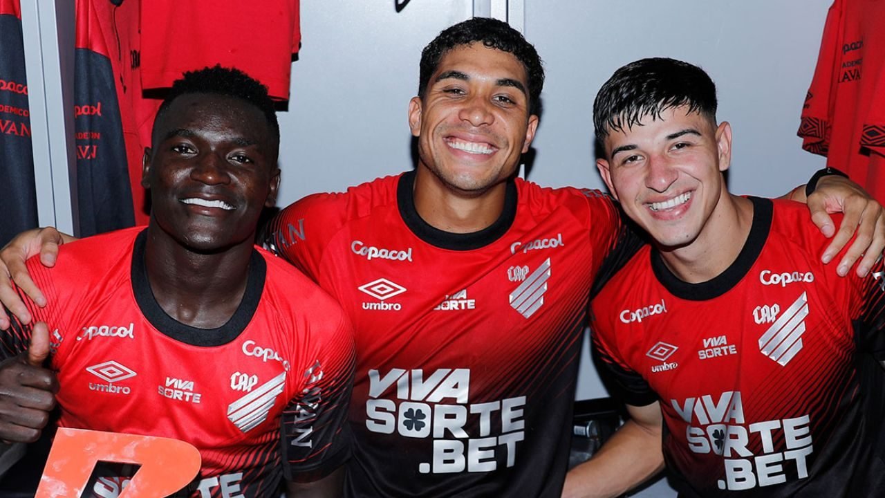 Julimar celebra gol — Foto: Sugestão de crédito da imagem