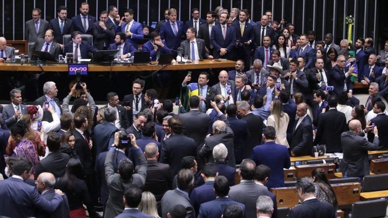 votacao-camara-dos-deputados-pec-blindagem