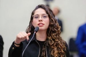 A parlamentar defende a revisão do modelo atual e reforça que seguirá acompanhan