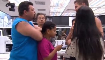 Imagem colorida mostra briga generalizada no BBB 26 e Milena em foco. — Foto: 1