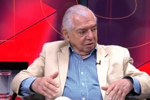 Socorristas atuam em praia após acidente — Foto: Carregando