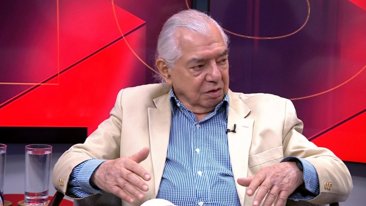 Socorristas atuam em praia após acidente — Foto: Carregando