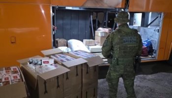 Apreensão de cigarros contrabandeados em ônibus interestadual — Foto: Governo do