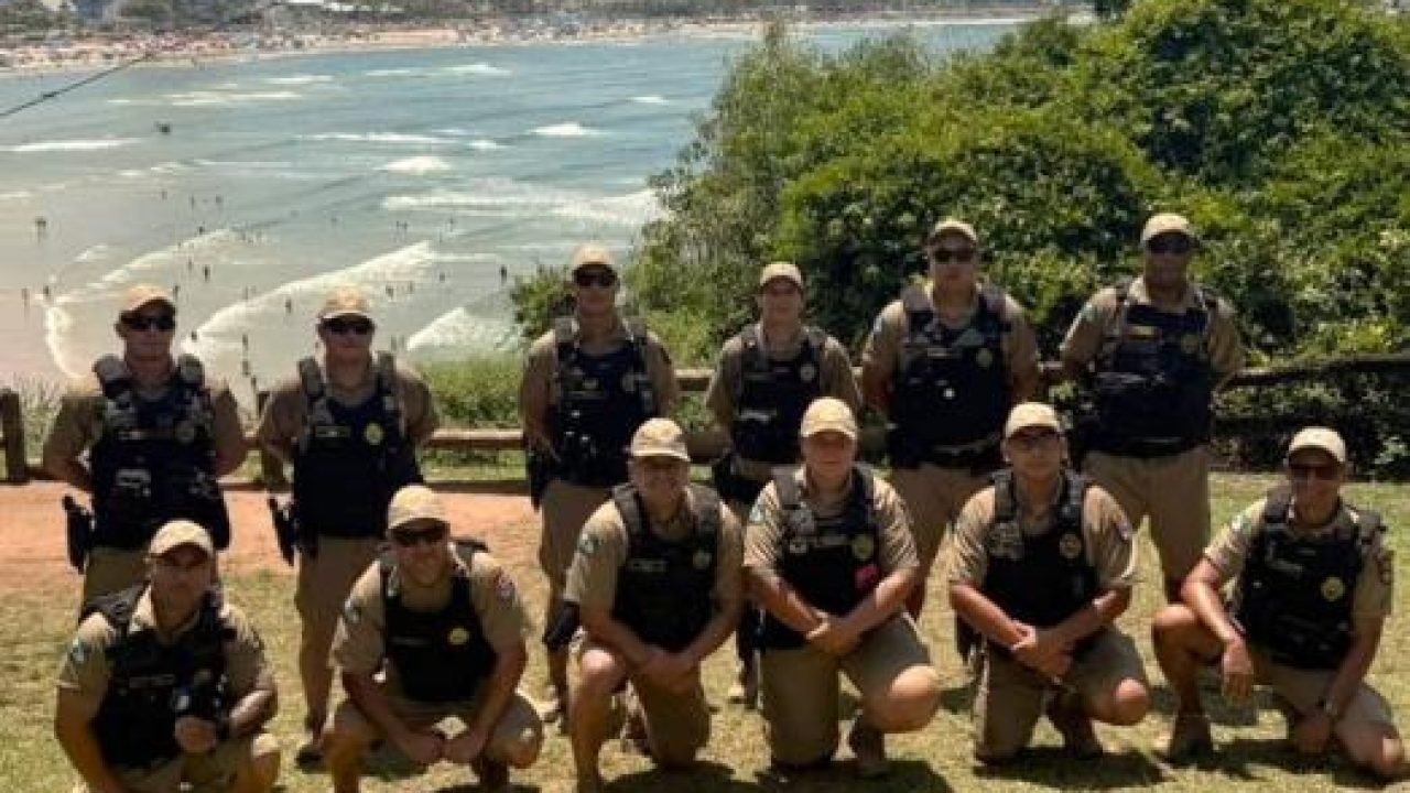 Policiais militares realizam patrulhamento no Morro do Cristo, em Guaratuba. — F