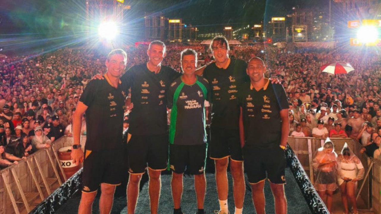 Campeões olímpicos do vôlei são ovacionados em show do Verão Maior Paraná — Foto
