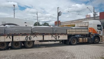 Defesa Civil Estadual envia telhas para moradores de São José dos Pinhais — Foto