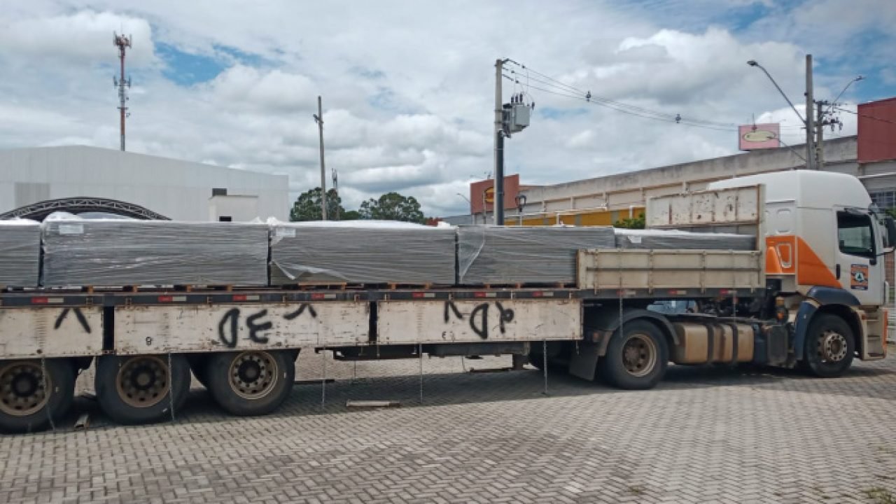 Defesa Civil Estadual envia telhas para moradores de São José dos Pinhais — Foto