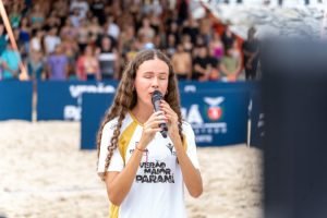 Isadora Venâncio cantando o Hino Nacional — Foto: Governo do Paraná