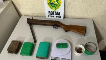 PMPR prende pai e filho por tráfico de drogas em Capitão Leônidas Marques — Foto