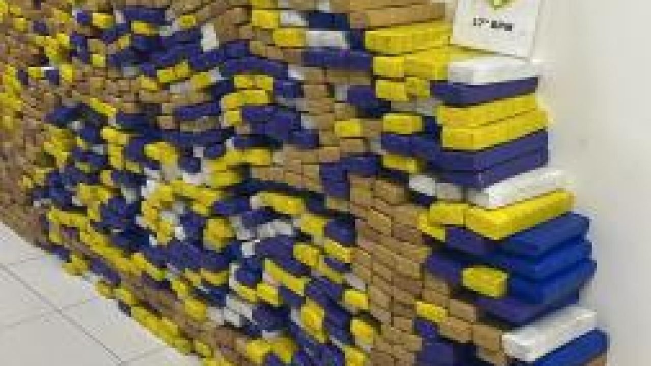 Policia Militar do Paraná apreende grande quantidade de maconha em caminhões — F