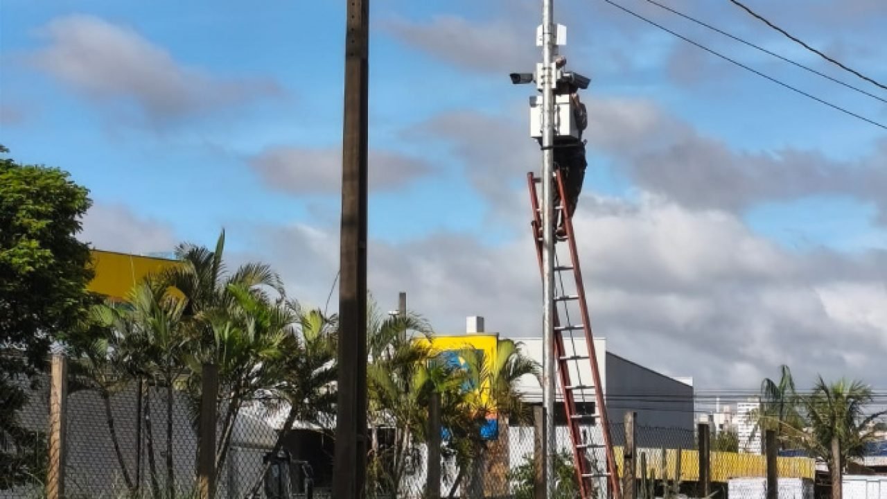 Instalação de câmeras do programa Olho Vivo em Londrina — Foto: Governo do Paran