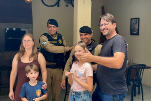 Família reencontra policiais que os salvaram após resgate em cabeça d’água — Fot