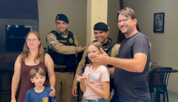 Família reencontra policiais que os salvaram após resgate em cabeça d’água — Fot