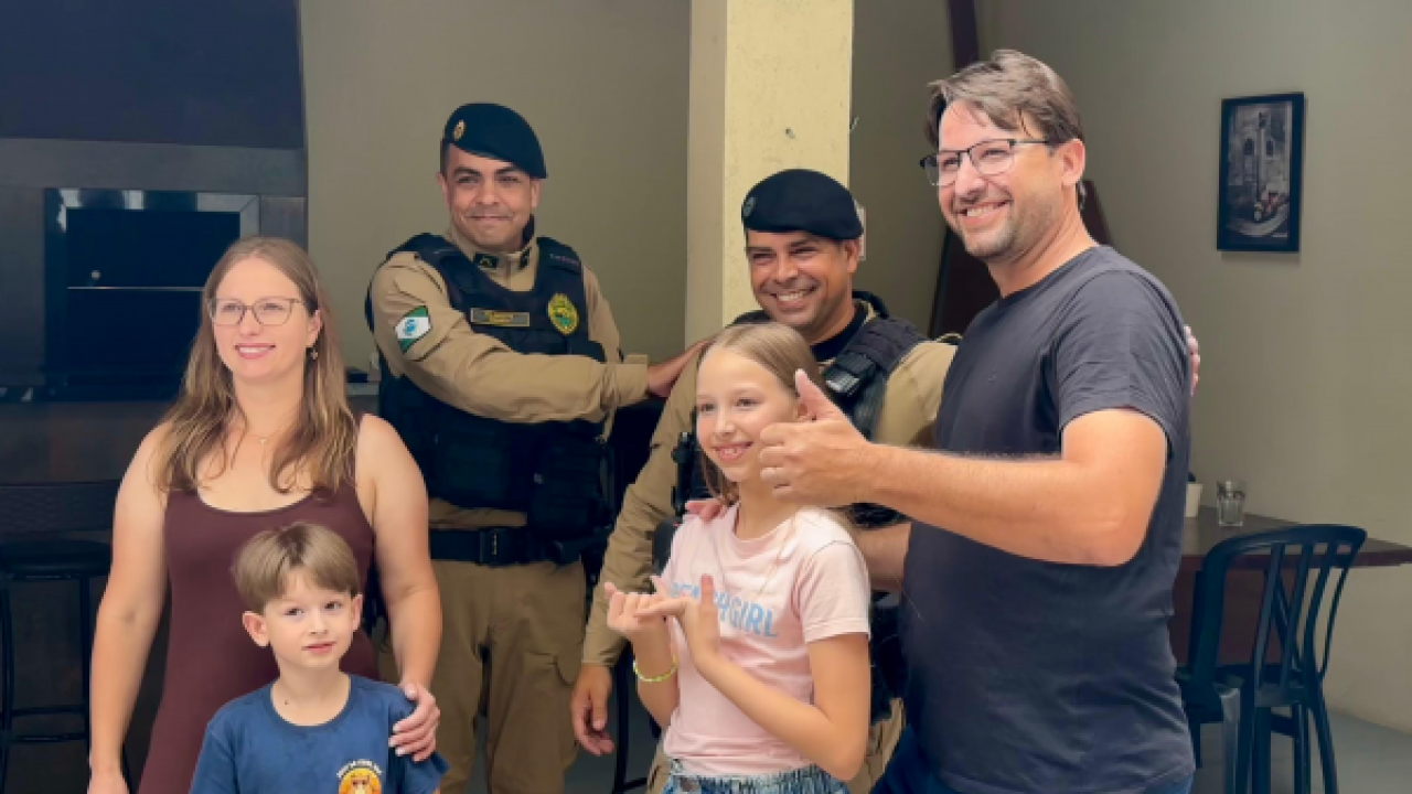 Família reencontra policiais que os salvaram após resgate em cabeça d’água — Fot