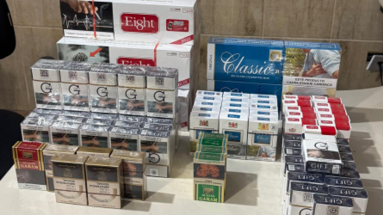 Apreensão de cigarros eletrônicos e cigarros de origem estrangeira — Foto: Gover