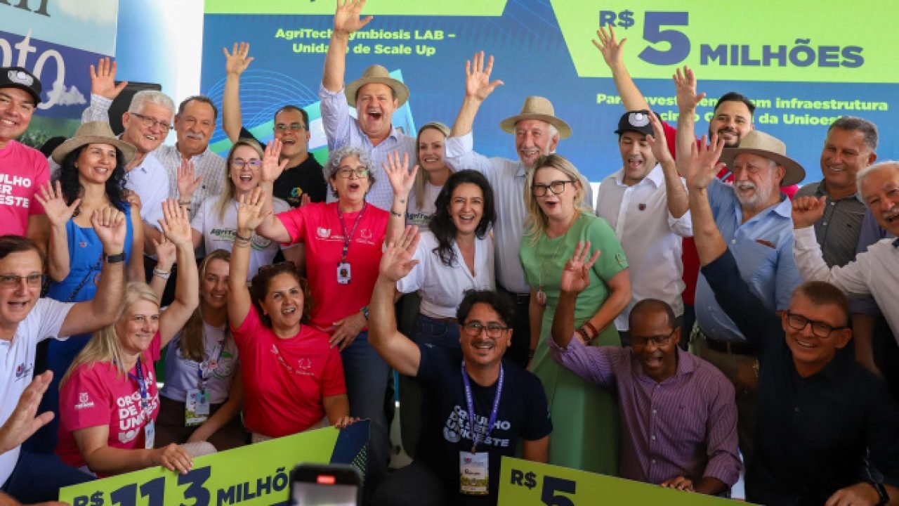 Governador em exercício Darci Piana durante o anúncio de investimentos na Unioes