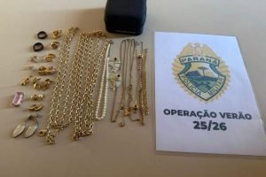 Caixa com joias recuperadas durante operação da PMPR em Pontal do Paraná — Foto: