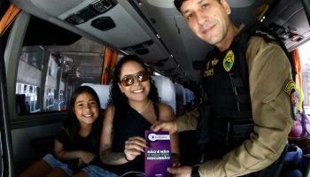 Passageiros recebem orientações sobre canais de denúncia em campanha contra a vi