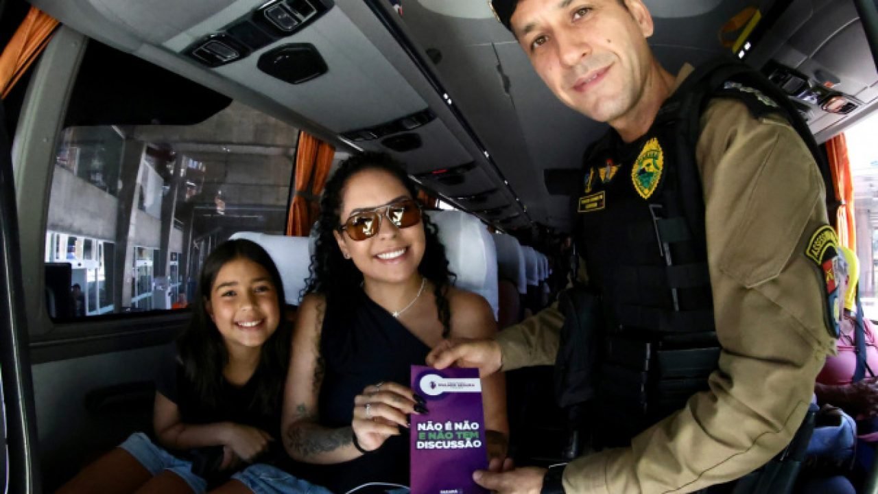 Passageiros recebem orientações sobre canais de denúncia em campanha contra a vi