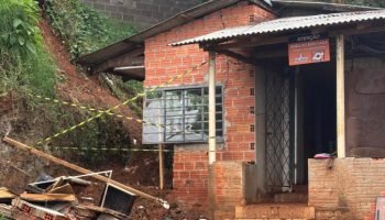 Equipes da Defesa Civil em ação durante chuvas fortes no Paraná — Foto: Governo